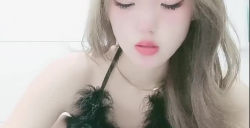 美少女-小七-：我下面被干出血来了❤️❤️好奇的宝宝们，厕所尿尿特写，姨妈血